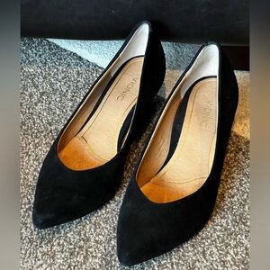 VIONIC Kit Josie Black Suede Kitten Heel Pump Dress Shoe - 7